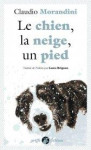 Le chien, la neige, un pied