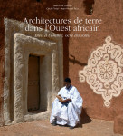 Architectures de terre dans l'ouest africain bleu a l'ombre, ocre au soleil