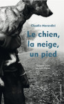 Le chien, la neige, un pied